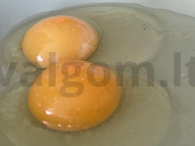 Greitai paruošiami sūrio skrudinti duonos gabaliukai Žingsnis 1