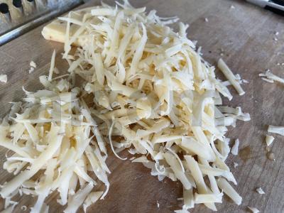 Greitai paruošiami sūrio skrudinti duonos gabaliukai Žingsnis 4