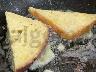 Greitai paruošiami sūrio skrudinti duonos gabaliukai Žingsnis 6