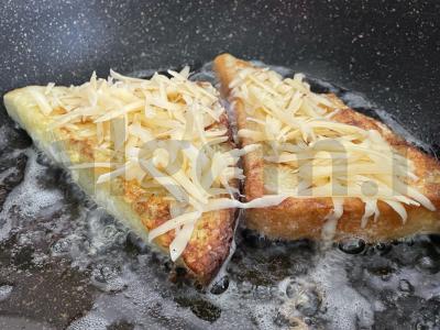 Greitai paruošiami sūrio skrudinti duonos gabaliukai Žingsnis 7