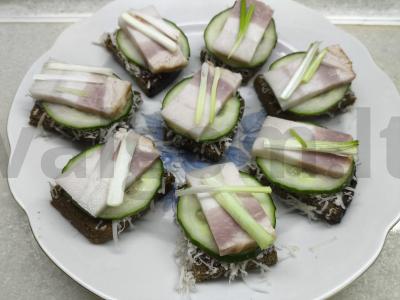 Užkandžių mini sumuštiniai su šonine pagrindine nuotrauka