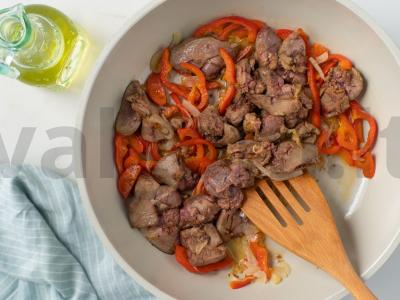 Vištienos kepenėlės su daržovėmis Žingsnis 5