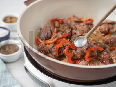 Vištienos kepenėlės su daržovėmis Žingsnis 6