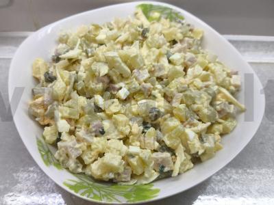 Salotas su šonine, bulvėmis ir kaparėliais „Žiemos nuotaika“ pagrindine nuotrauka