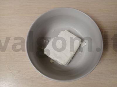 Sūrio blynai su manų kruopomis ir šokoladiniu įdaru Žingsnis 1