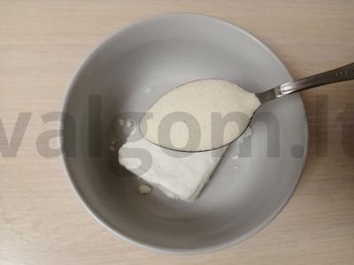 Sūrio blynai su manų kruopomis ir šokoladiniu įdaru Žingsnis 2