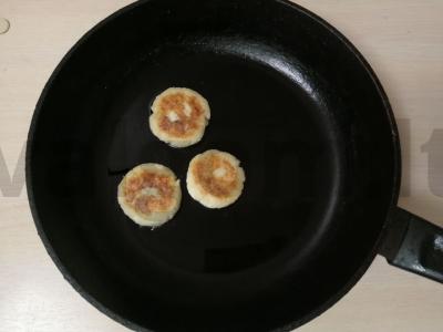 Sūrio blynai su manų kruopomis ir šokoladiniu įdaru Žingsnis 7