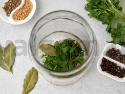 Marinuoti pomidorai Žingsnis 1