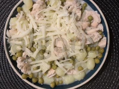 Bulvių gnocchi su vištiena grietinėlėje ir žaliaisiais žirneliais pagrindine nuotrauka