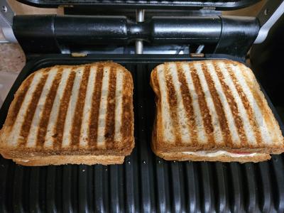 Krustingi tostai su servelatu ir maasdamo sūriu Žingsnis 4