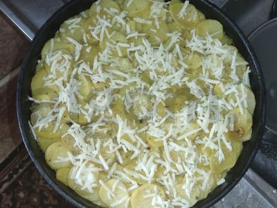 Prancūziškas mėsos patiekalas su grybais pagrindine nuotrauka