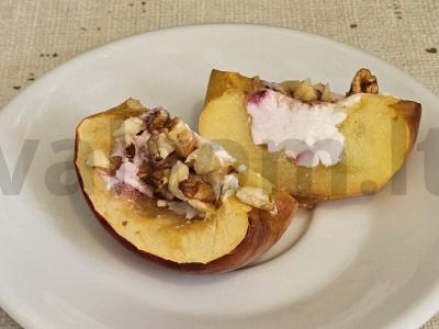 Kepti obuoliai su riešutais pagrindine nuotrauka