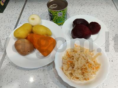 Vinegretas su raugintomis kopūstais ir marinuotais agurkais Žingsnis 1