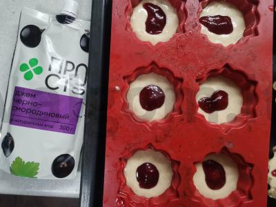 Muffinai su juodąja serbentu Žingsnis 4