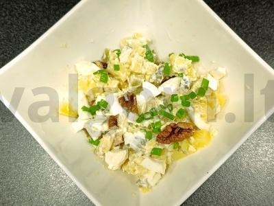 Salotas „Karališkas“ su vištienos kepenėlėmis ir graikiniais riešutais pagrindine nuotrauka