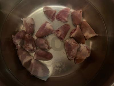 Salotas „Stefany“ su vištienos širdelėmis Žingsnis 3