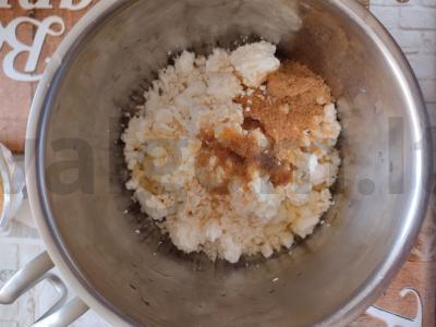 Saldžios vamzdeliai su varške ir razinom iš lavašo Žingsnis 1