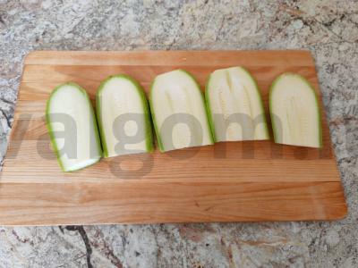 Sumuštinis su halumi sūriu ir cukinija pusryčiams Žingsnis 1