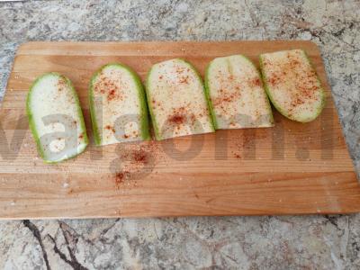 Sumuštinis su halumi sūriu ir cukinija pusryčiams Žingsnis 2