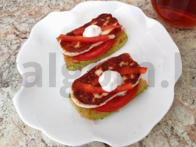 Sumuštinis su halumi sūriu ir cukinija pusryčiams pagrindine nuotrauka