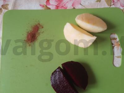 Žieminis burokėlių, obuolių ir cinamono smoothie Žingsnis 1