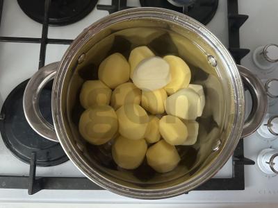 Žieminis salotas su daržovėmis ir dešra Žingsnis 1