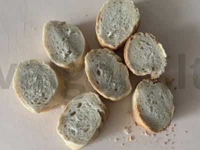 Užkandis ant batono su varškės sūriu ir šprotų Žingsnis 1