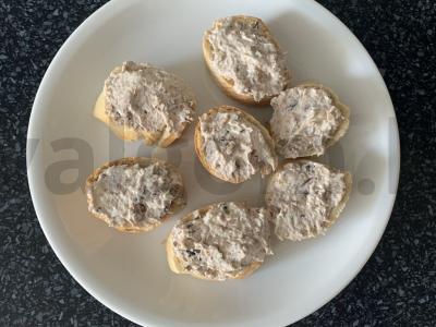 Užkandis ant batono su varškės sūriu ir šprotų Žingsnis 4