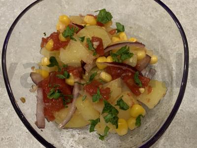 Vegetariškas salotas su daržovėmis ir kukurūzais pagrindine nuotrauka