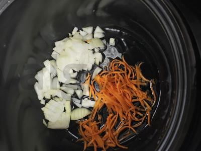 Neįprasta plovas su kiauliena ir daržovėmis lėtoje viryklėje Žingsnis 1