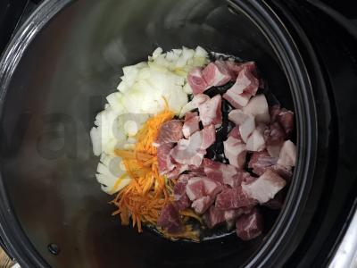 Neįprasta plovas su kiauliena ir daržovėmis lėtoje viryklėje Žingsnis 2