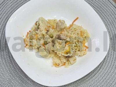 Neįprasta plovas su kiauliena ir daržovėmis lėtoje viryklėje pagrindine nuotrauka