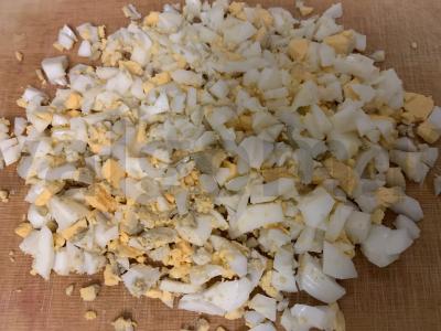 Olivje su marinuotais agurkais ir virta dešra Žingsnis 1