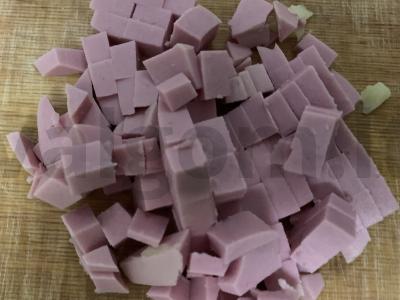 Olivje su marinuotais agurkais ir virta dešra Žingsnis 3