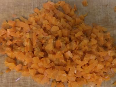 Olivje su marinuotais agurkais ir virta dešra Žingsnis 4