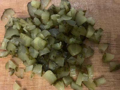 Olivje su marinuotais agurkais ir virta dešra Žingsnis 6