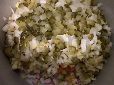 Olivje su marinuotais agurkais ir virta dešra Žingsnis 7