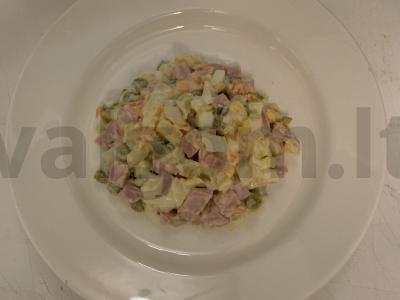 Olivje su marinuotais agurkais ir virta dešra Žingsnis 8