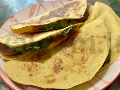 Sotūs blyneliai su kumpiu ir sūriu pusryčiams pagrindine nuotrauka