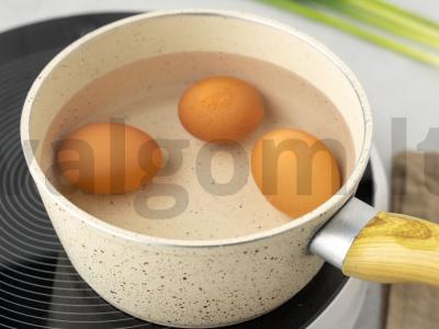 Salotos su kalmarais, ridikėliais ir žaliuoju svogūnu Žingsnis 1