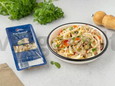 Salotos su kalmarais, ridikėliais ir žaliuoju svogūnu pagrindine nuotrauka