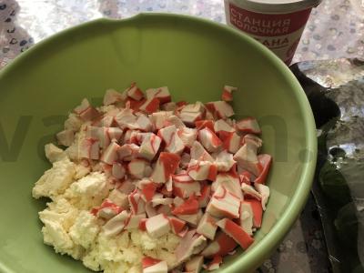 Salotos su varške ir krabų mėsa Žingsnis 3