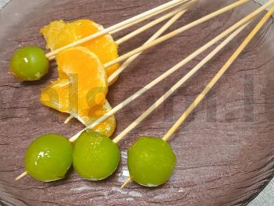 Apelsinų skiltelės ir vynuogės „Stiklinėje“ pagrindine nuotrauka