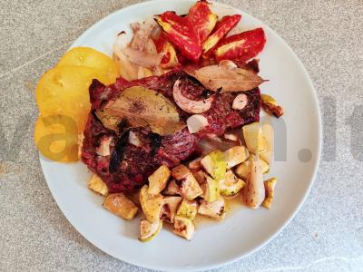 Kepta marmurinė jautiena su daržovėmis pagrindine nuotrauka