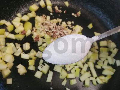 Obuolių ir riešutų pynė iš mielinės tešlos Žingsnis 4