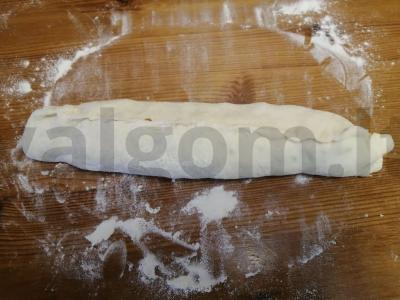 Obuolių ir riešutų pynė iš mielinės tešlos Žingsnis 6