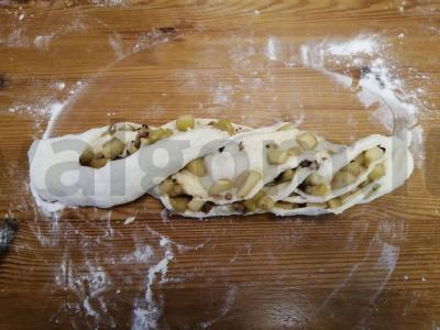 Obuolių ir riešutų pynė iš mielinės tešlos Žingsnis 8