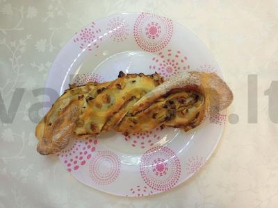 Obuolių ir riešutų pynė iš mielinės tešlos pagrindine nuotrauka