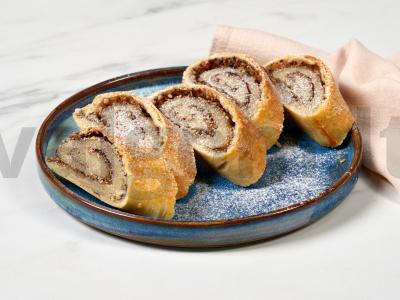 Ritinys su riešutais ir cinamonu pagrindine nuotrauka