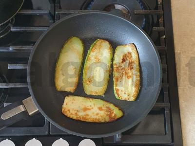 Užkandžių ritinėliai iš cukinijų ir varškės sūrio Žingsnis 3